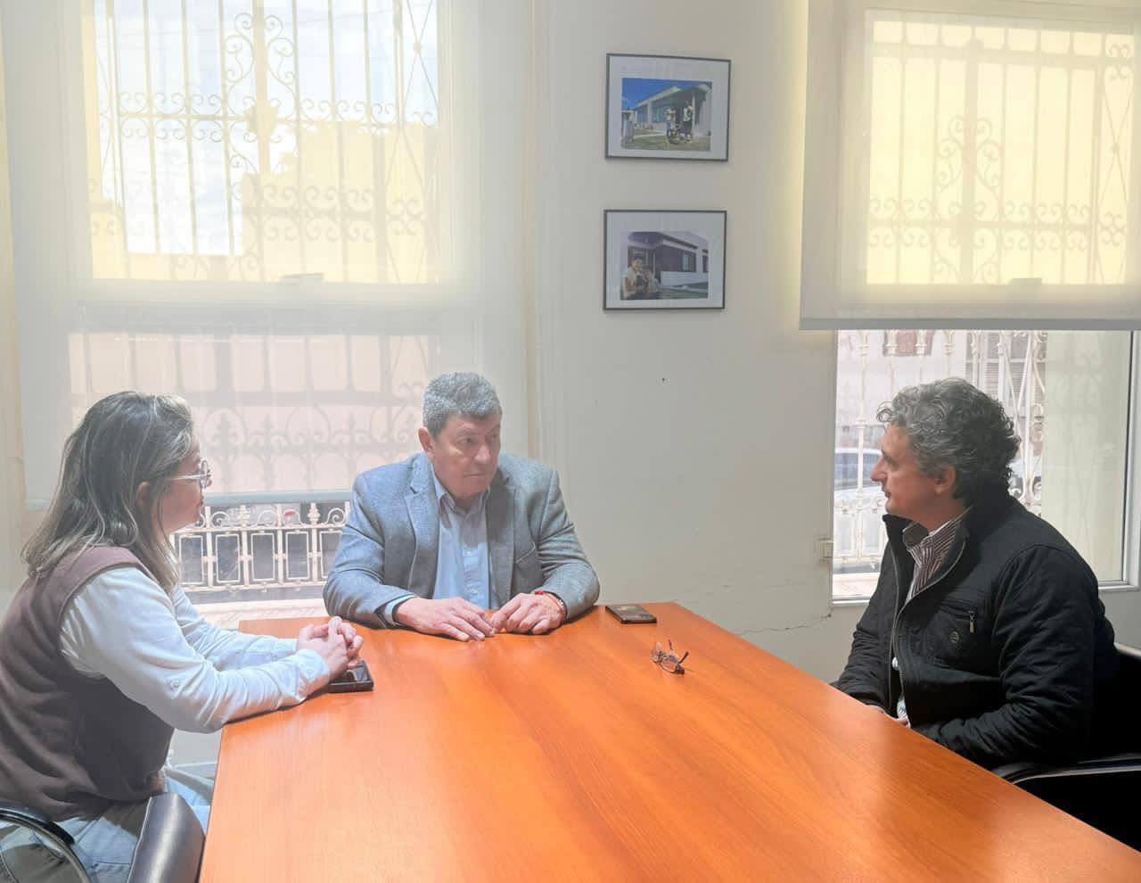 EL INTENDENTE BRAVO MANTUVO UNA IMPORTANTE REUNIÓN EN PARANÁ CON EL PRESIDENTE DEL IAPV