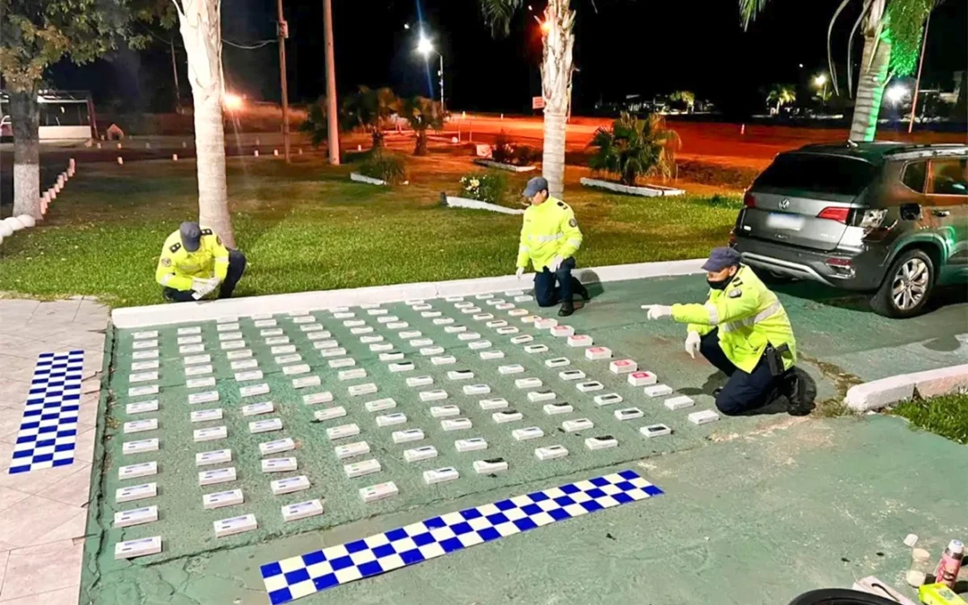 Ocultaban más de cien celulares en compartimentos secretos y fueron interceptados en la autovía 14