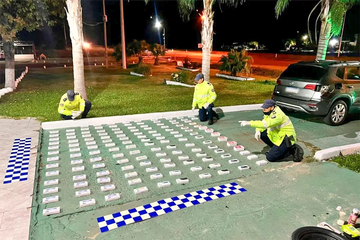 Ocultaban más de cien celulares en compartimentos secretos y fueron interceptados en la autovía 14