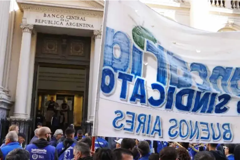 La Bancaria anunció un paro nacional en dos entidades por cierres de sucursales y despidos