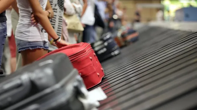 Los viajes al exterior bajaron un 13% anual en abril, mientras la llegada de extranjeros creció 10%