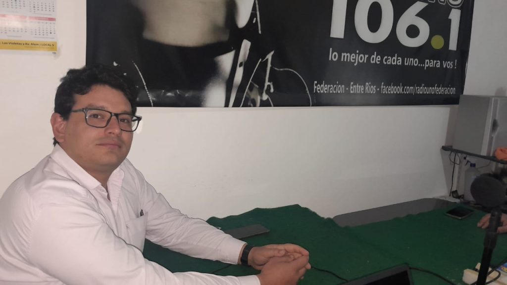 MIENTRAS LOS TRABAJADORES NO LLEGAN NI AL DÍA 10…. Alejandro Benítez se plantó y confirmó que es el candidato a intendente libertario en Federación