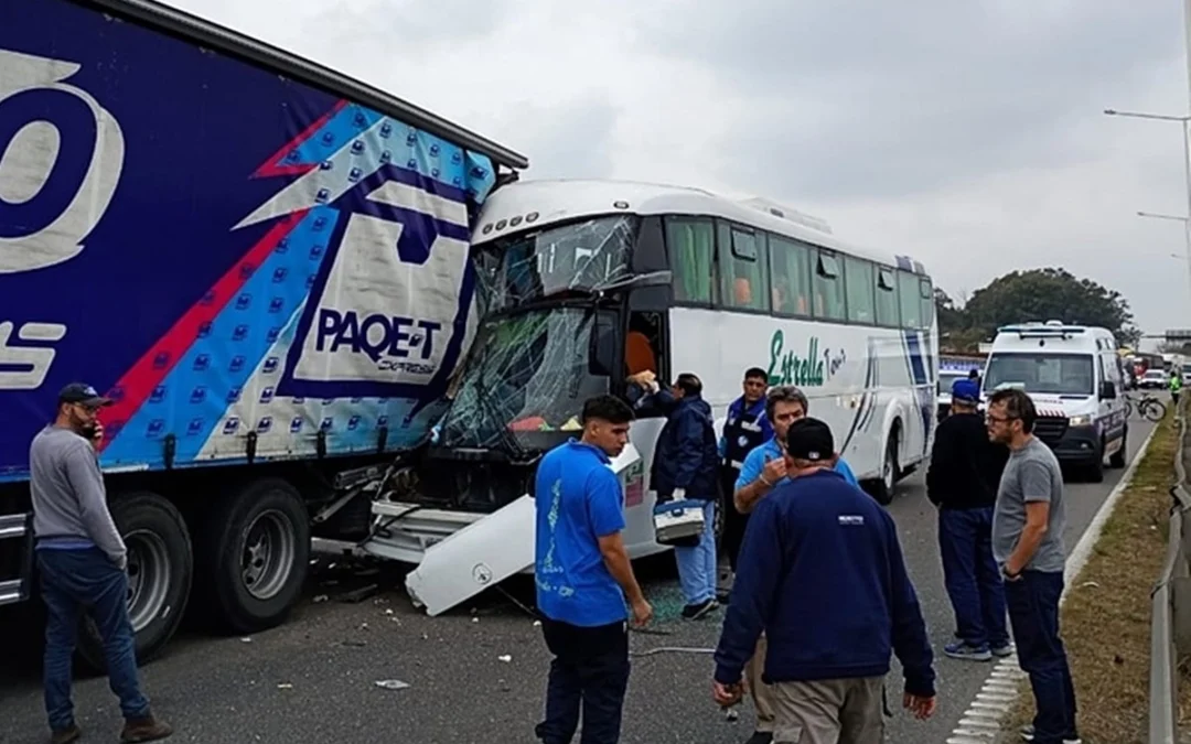 Un micro que regresaba a Concordia chocó de atrás contra un camión en la Panamericana