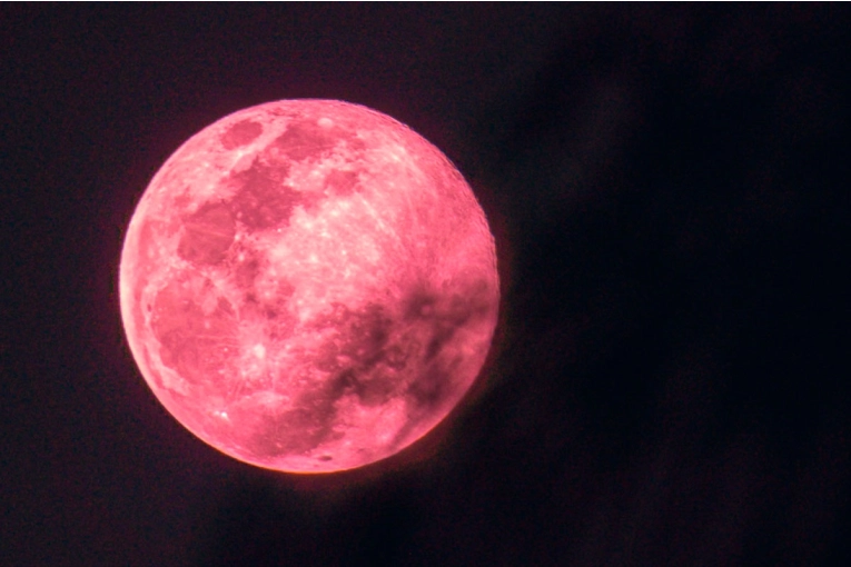 Este lunes llega la Luna de Fresa: a qué hora podrá verse desde Argentina