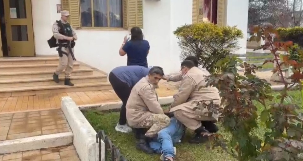 Un hombre profirió amenazas contra el presidente Milei frente a la sede de Prefectura en Monte Caseros