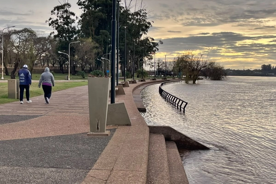 El pronóstico para un río que ya cubre las playas y amenaza la calle de la Costanera Baja