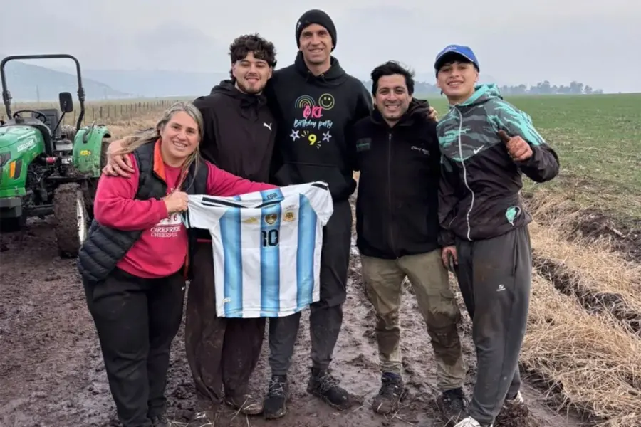 El Dibu Martínez quedó atrapado en el barro y un fanático fue su salvador