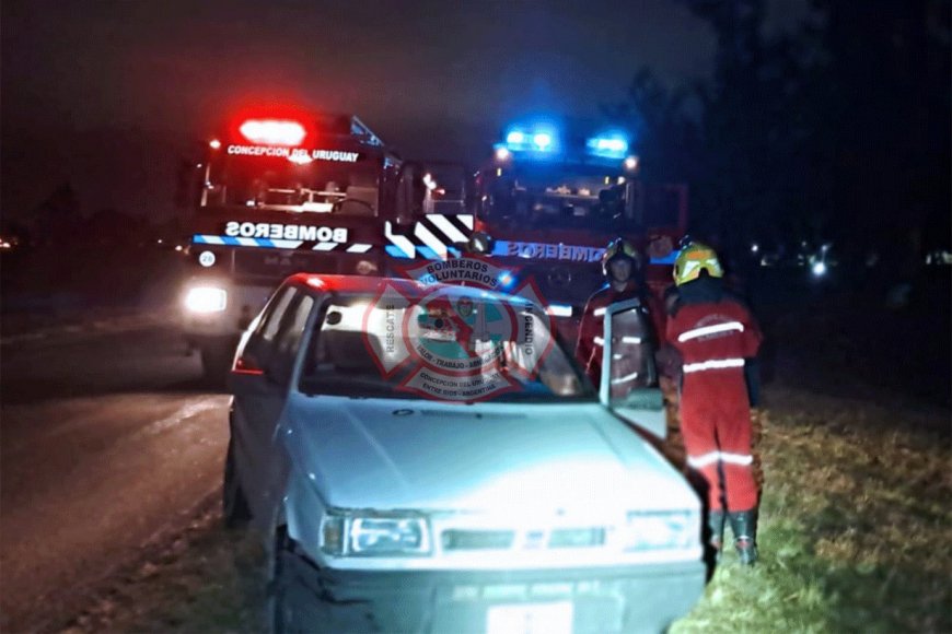 Peligro sobre ruta entrerriana: un camión perdió perfiles de hierro y uno de ellos atravesó un auto