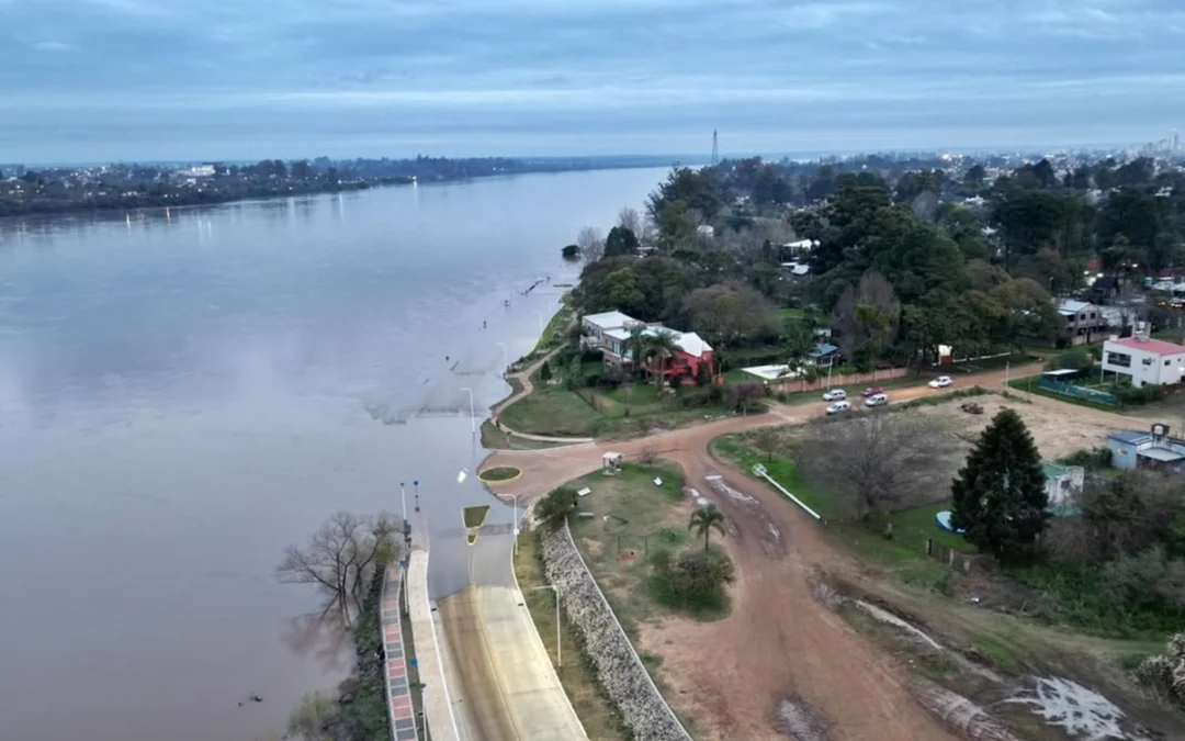 SALTO GRANDE SIGUE BAJANDO EL EMBALSE Y CONCORDIA CADA VEZ MÁS INUNDADA