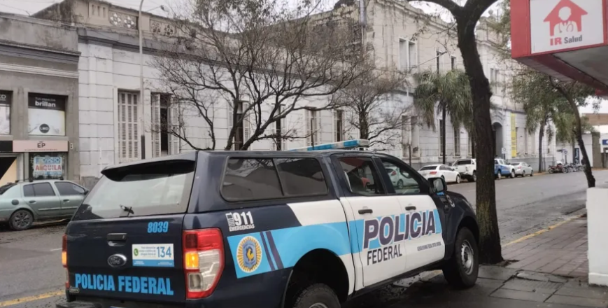 La Policía Federal allanó la Jefatura Departamental Paraná de la Policía y detuvo al subcomisario Rosatelli. También allanamientos en Chajari