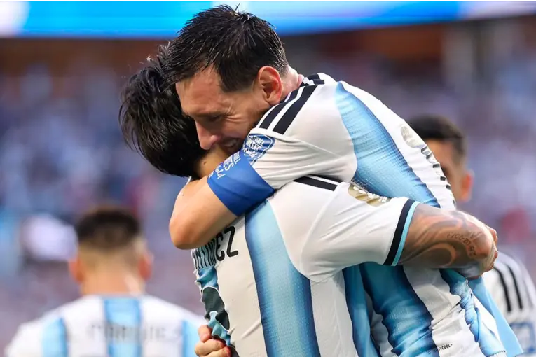 Lisandro Martínez y su conmovedor mensaje por el retiro de Messi de la Selección: «tu legado será eterno»