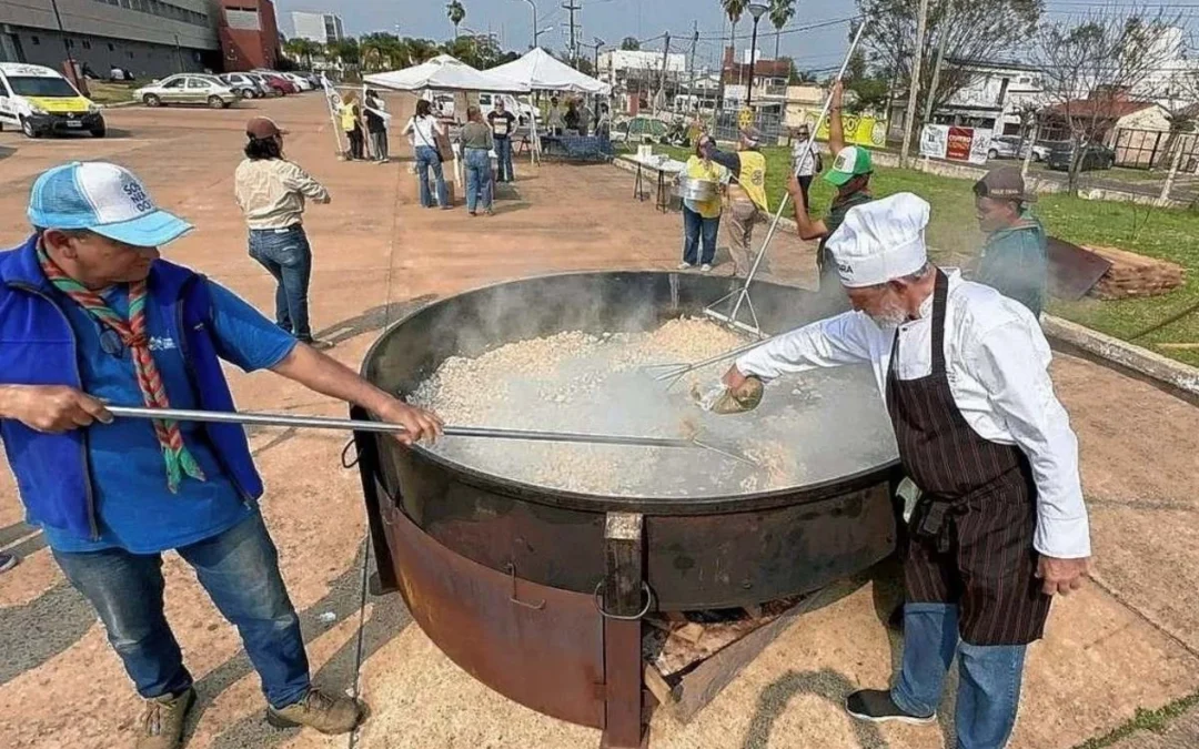 Preparan la novena edición del arroz con pollo gigante a beneficio en Concordia