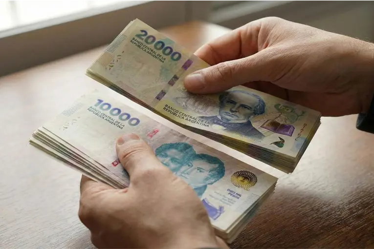 VERGONZOSO: El Gobierno fijó el nuevo salario mínimo: tendrá aumentos mensuales hasta alcanzar los $437.000