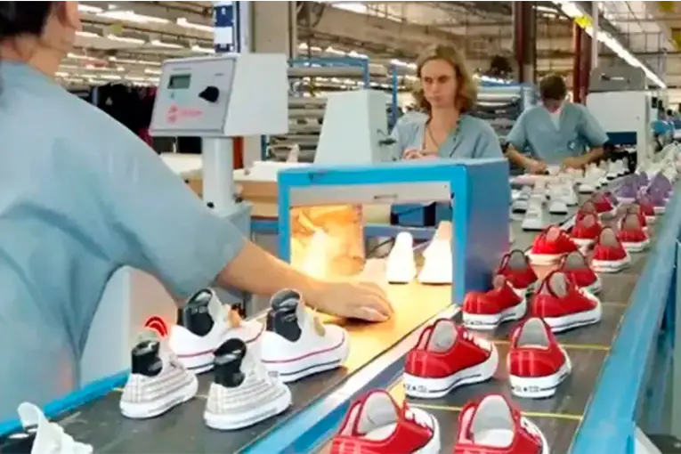 La fabricante de zapatillas Converse dejó de producir en el país y despidió a todo el personal de su planta
