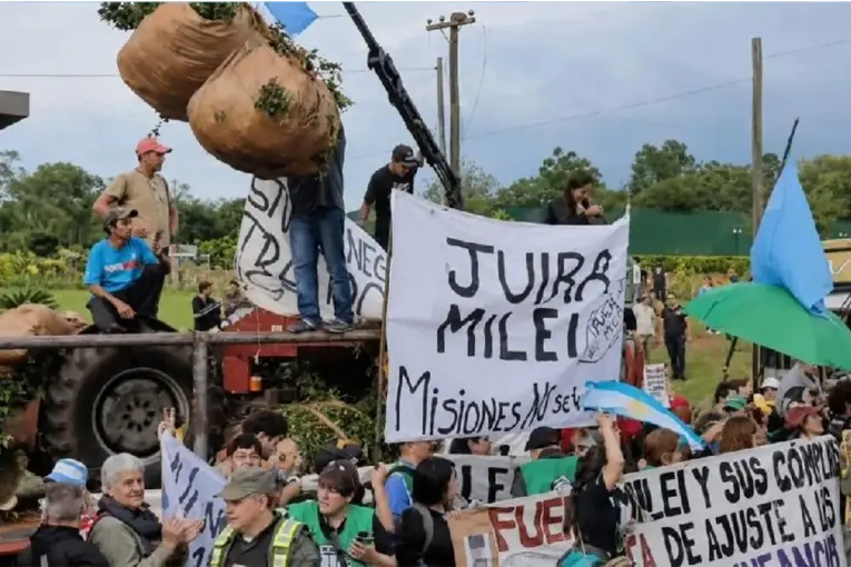 JUIRA MILEI!!! Tractorazo de yerbateros en Misiones durante la visita de Milei: «Estamos desprotegidos y a la deriva»