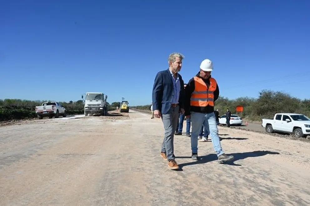 «Tenemos que reconstruir esa confianza perdida de la gente en la política», afirmó Frigerio al recorrer la obra de la ruta 20