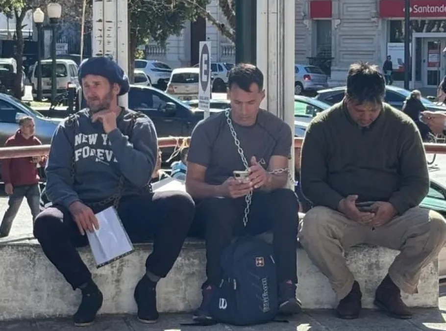 Ex trabajadores de Granja Tres Arroyos volverán a encadenarse este jueves: “Queremos que la fábrica reabra o que nos paguen en tiempo y forma”