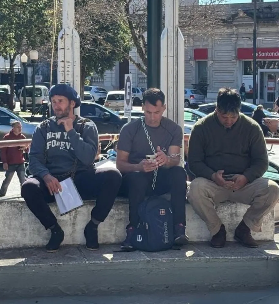 Ex trabajadores de Granja Tres Arroyos volverán a encadenarse este jueves: Queremos que la fábrica reabra o que nos paguen en tiempo y forma