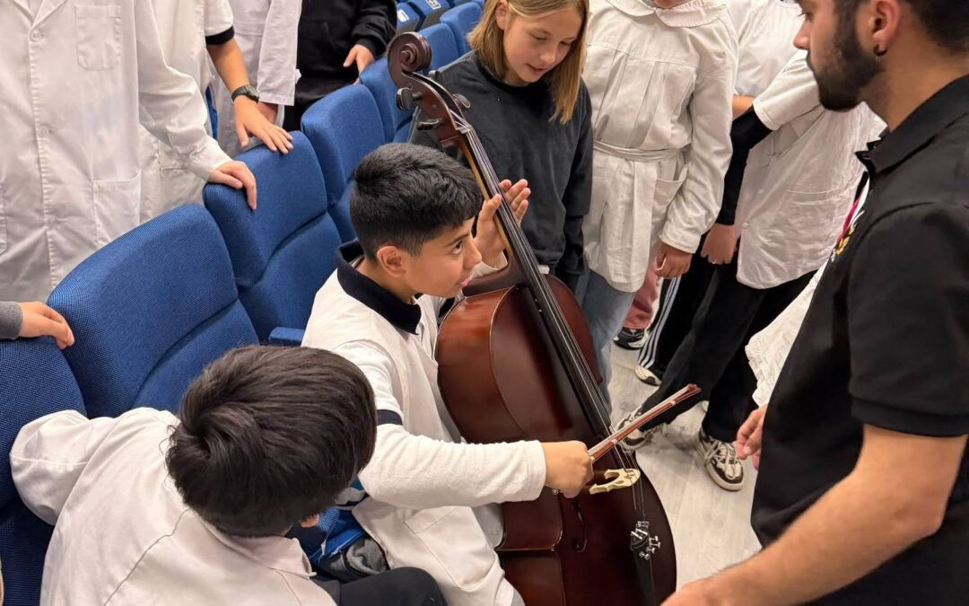 LA ORQUESTA FEDERAENSE DE CUERDAS ACERCÓ LA MÚSICA A ESTUDIANTES EN UNA JORNADA DIDÁCTICA