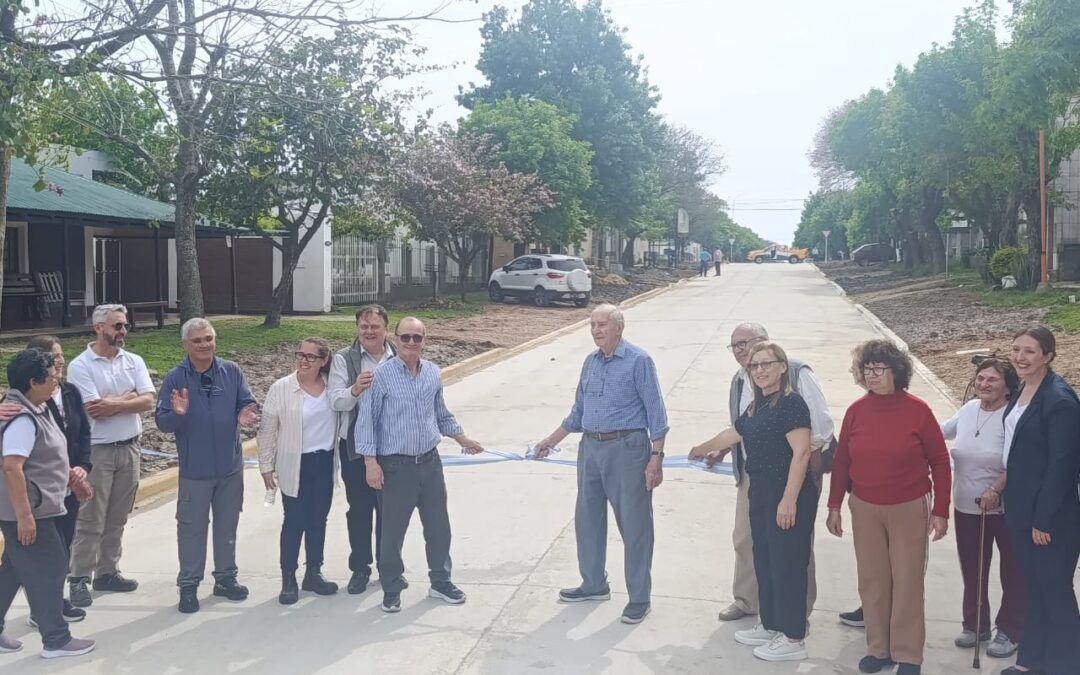 CHAJARÍ ASFALTA CALLES YA QUE LOS VECINOS PAGAN EL COSTO, AQUÍ NO PAGAN NI LAS TASAS, PERO SI RECLAMAN DEL MUNICIPIO