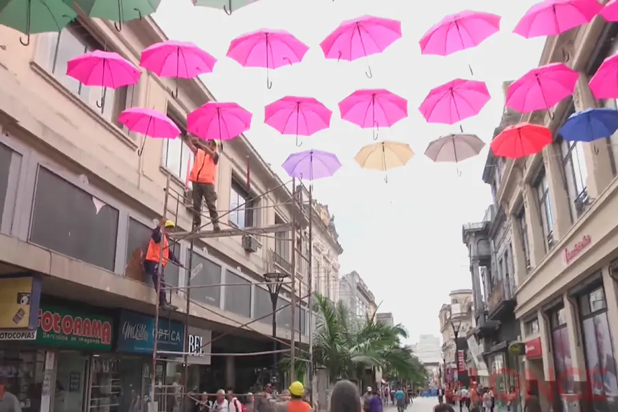 Cubren seis cuadras de Peatonal San Martín con 115 paraguas multicolores