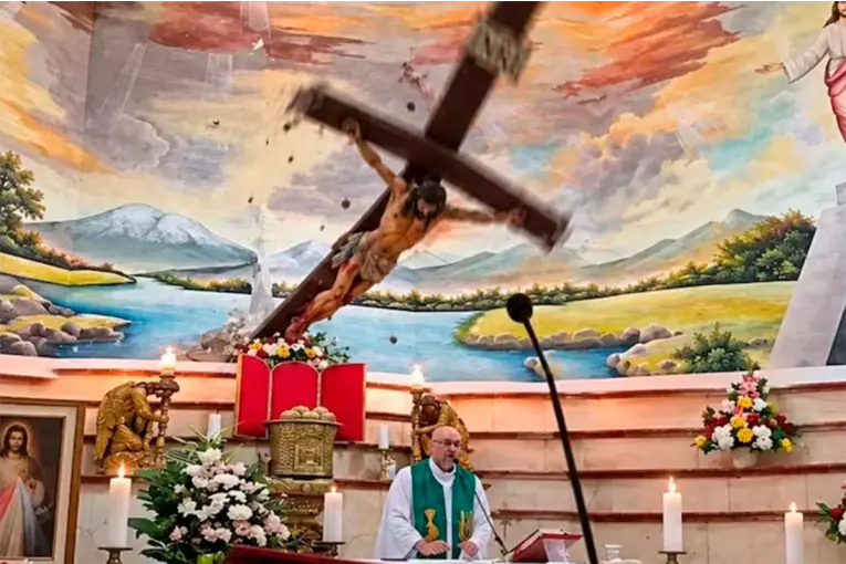 Transmitía una misa en vivo y registró su propia muerte: una cruz cayó sobre un sacerdote en Ecuador