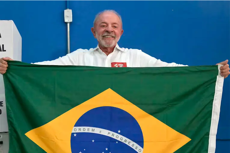Lula ganó el balotaje en Brasil, remontó la primera vuelta y consiguió un histórico cuarto mandato